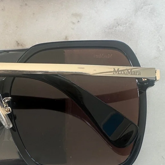 BNNW MaxMara Black/Gold Oversized Sunglasses display picture 3